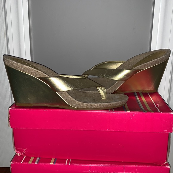 BCBG Gold wedge sandals size 9.5 - Picture 4 of 8